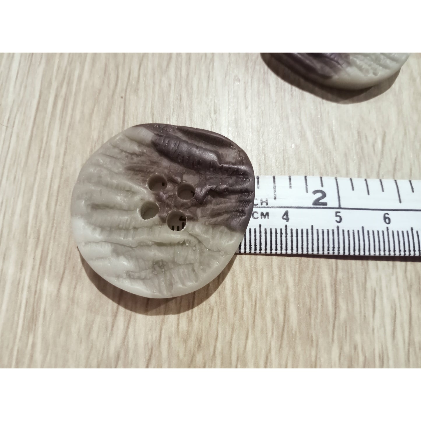 Rock salt design button - 4 holes