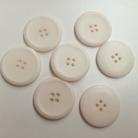 3.0cm ecru resin buttons