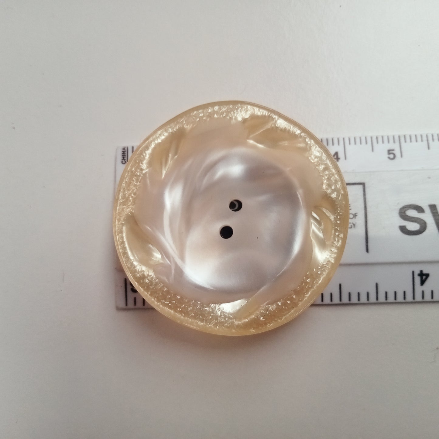 oyster pearl -2 hole 4cm buttons